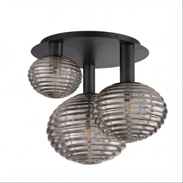 Dreiflammige Deckenleuchte mit schwarzer Basis und drei gerippten Glasschirmen in Rauchglas-Optik.
