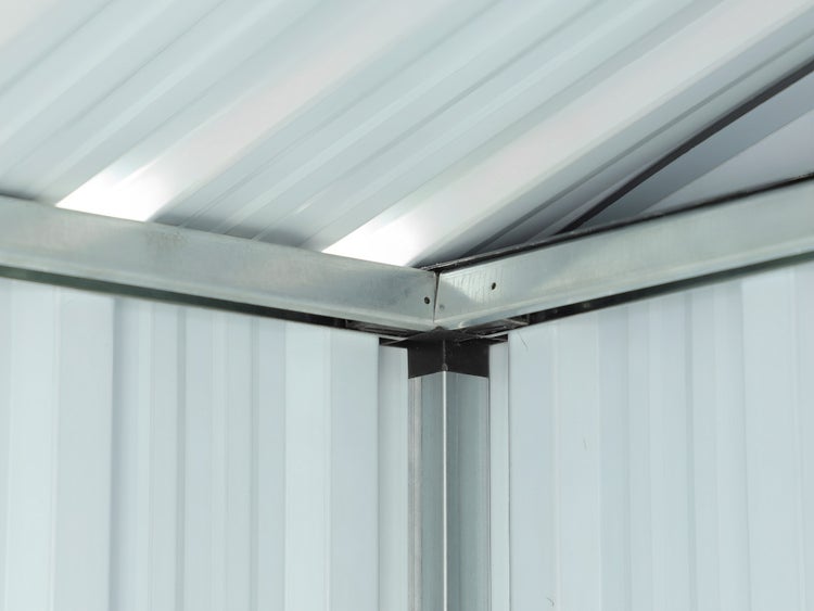Innenansicht der Ecke eines Geräteschuppens aus Metall mit Trapezblechdach, Wandpaneelen und stabiler Rahmenkonstruktion.