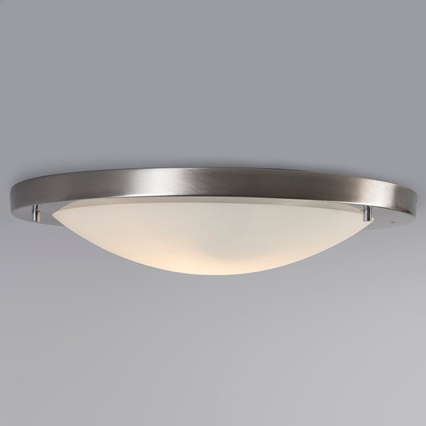 Runde Deckenleuchte mit Rahmen aus gebürstetem Metall und gewölbtem Schirm aus mattem Glas.