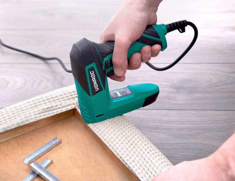 VONROC Elektro Tacker & Nagelpistole - 2in1 Tacker für Holz, Elektrischer Nagler - Inkl. 900 Tackerklammern, 300 Nägel, 30 Schuss pro Minute