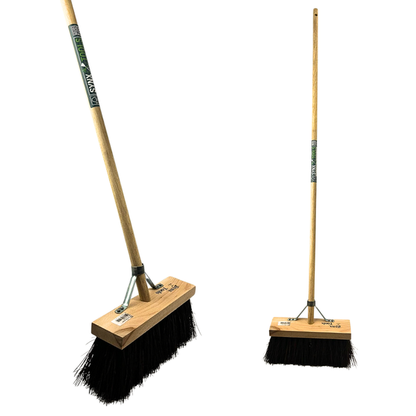 Kehrbesen mit Holzstiel und schwarzen Borsten, zwei Ansichten