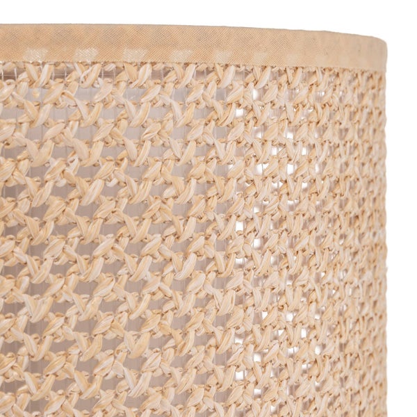 Nahaufnahme eines Lampenschirms mit geflochtener Struktur aus Naturmaterial.