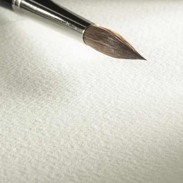 Rundpinsel mit feiner Spitze und Metallzwinge auf strukturiertem Malgrund.