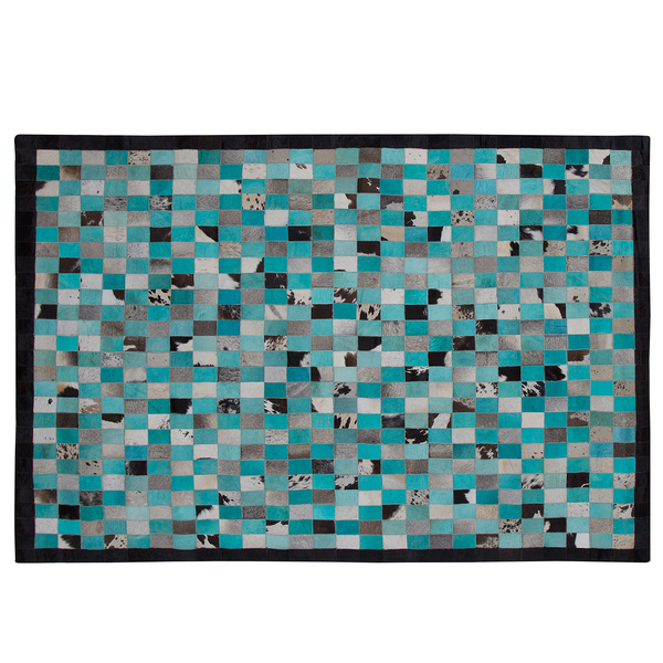 Rechteckiger Patchwork-Teppich aus Leder- und Fellstücken in Türkis, Grau, Weiß und Schwarz.