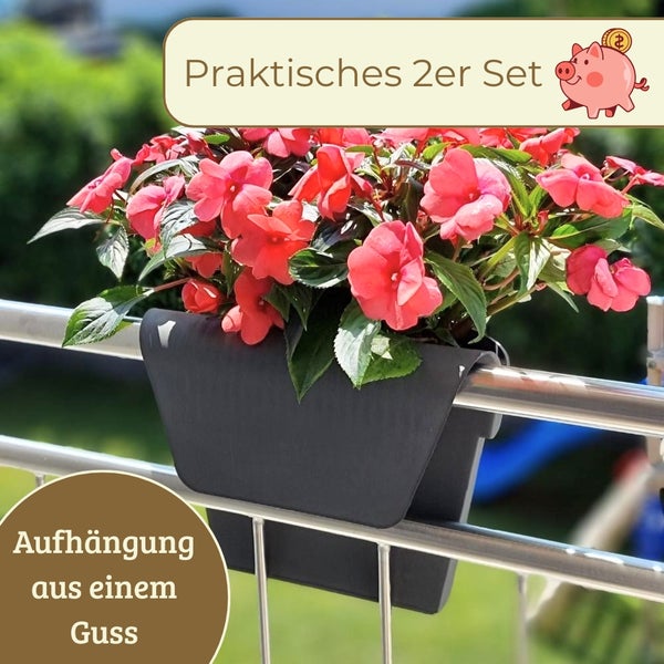 Anthrazitfarbenes Balkonkasten Set von zwei Stück mit Aufhängung aus einem Guss am Geländer, bepflanzt mit Blumen.