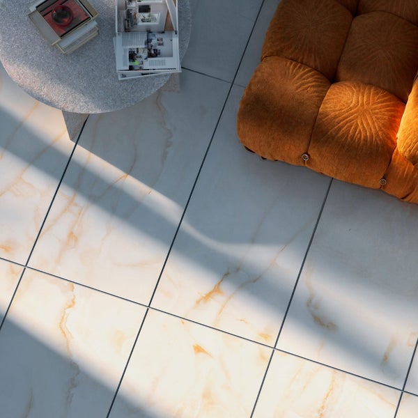 Detailaufnahme von Bodenfliesen, Couch und Tisch