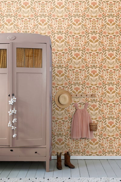 Zimmeransicht mit floraler Tapete, Schrank, Kleidern, Hut und Stiefeln