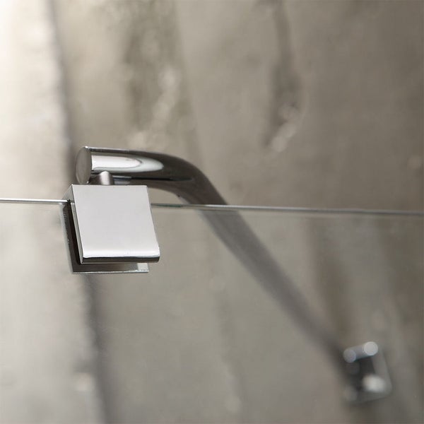 Detailaufnahme einer Duschkabine mit Beschlägen aus Metall und einer Glaswand.