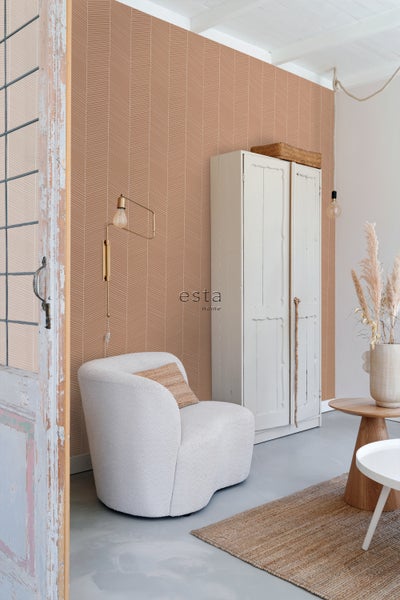 Wohnzimmer mit gemusterter Tapete, Sessel und Schrank für ein helles, organisiertes Ambiente.