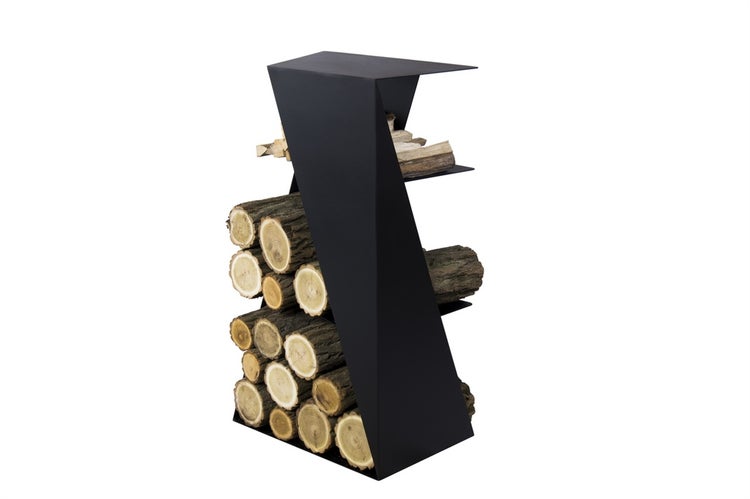 Brennholzregal aus Metall mit Holzscheiten
