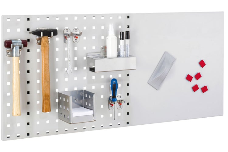 Werkzeugwand mit Lochwand und Magnettafel, bestückt mit Hämmern, Schraubenschlüssel, Schraubendreher, Ablagen, Magneten und Boardmarker.