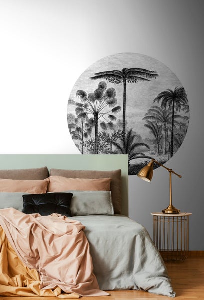 Schlafzimmer mit Wandtattoo von Palmen, Bett, Nachttisch und Lampe