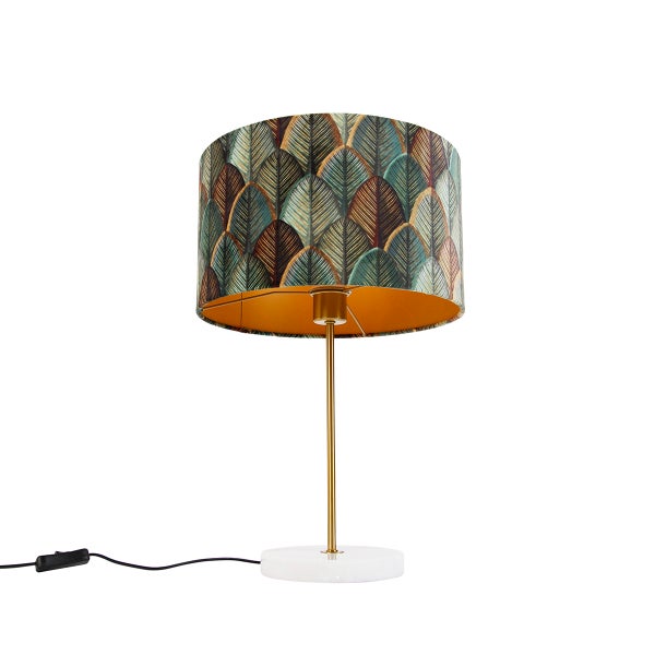 Tischleuchte mit weißem Marmorfuß, goldfarbenem Gestell und zylindrischem Textilschirm mit Blattmuster.