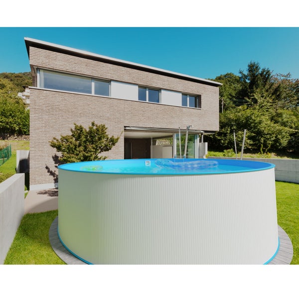 Rundpool im Garten vor modernem Haus