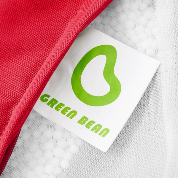Produktetikett mit Green Bean Logo an einem Textilartikel.