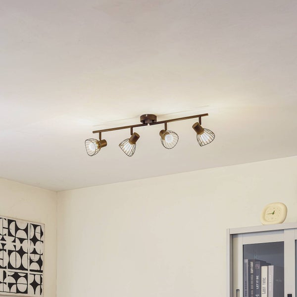 Deckenleuchte mit vier Strahlern im Wohnzimmer