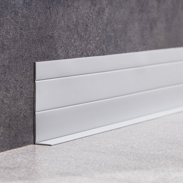 Sockelleiste aus Metall in moderner Optik an einer Wand befestigt.