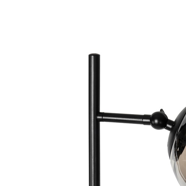 Detail einer schwarzen Lampe mit Glaskugelschirm