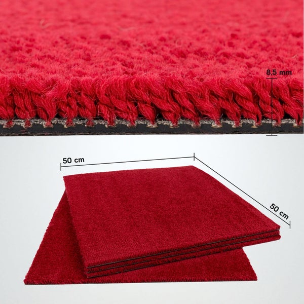 Rote Teppichfliesen mit einer Größe von 50 Zentimeter mal 50 Zentimeter und einer Dicke von 8,5 Millimeter.