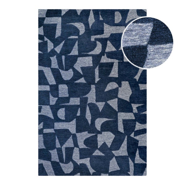 Blau-grauer Teppich mit abstraktem geometrischem Muster und Detailansicht der gewebten Textur.