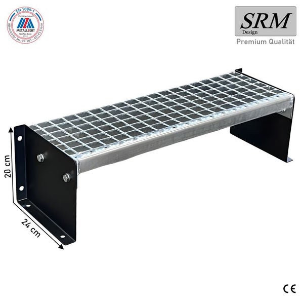SRM Design Logo. Gitterroststufe, schwarze Metall-Seitenteile. Höhe 20 Zentimeter, Tiefe 24 Zentimeter. Zertifiziert nach EN 1090-1, CE-konform.