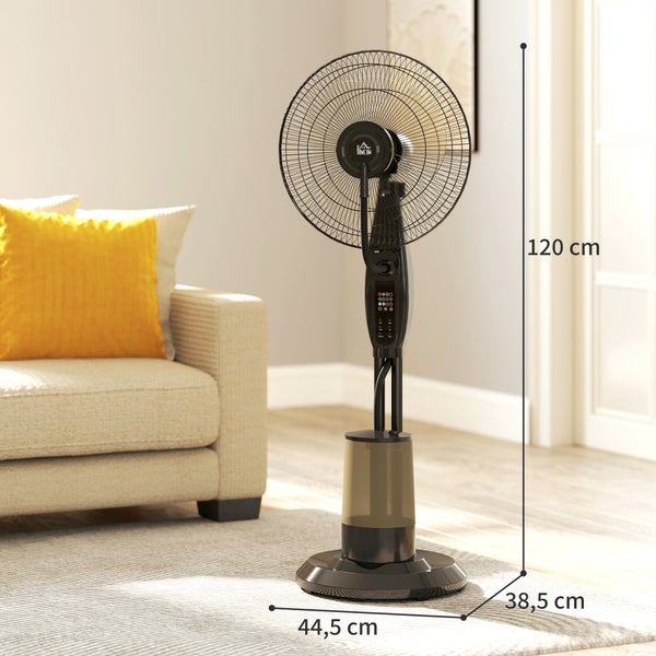 Homcom Standventilator mit Sprühnebelfunktion in hellem Wohnzimmer, Höhe 120 Zentimeter, Breite 44,5 Zentimeter, Tiefe 38,5 Zentimeter.