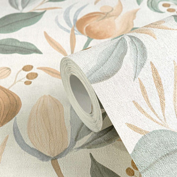 Eine Vliestapete mit floralem Blumenmuster und Blättern in strukturierter Optik als Tapetenrolle.
