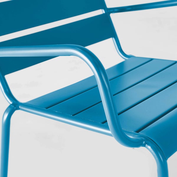Detailaufnahme eines blauen Gartenstuhls aus Metall mit Armlehne und Latten-Design.