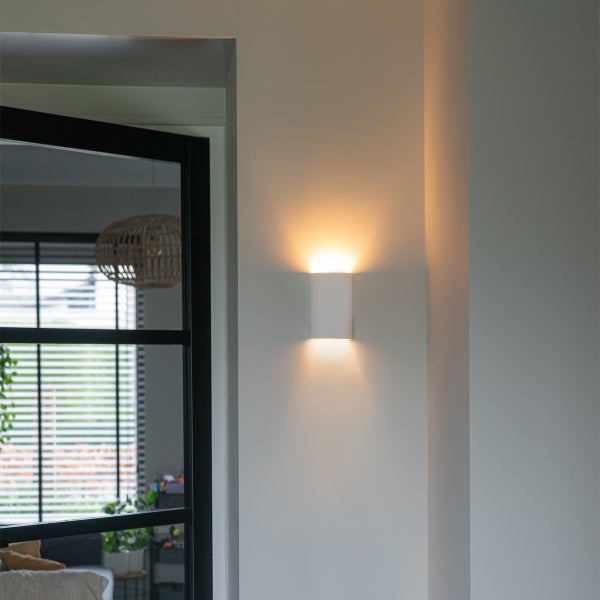 Wandleuchte an einer Wand montiert.