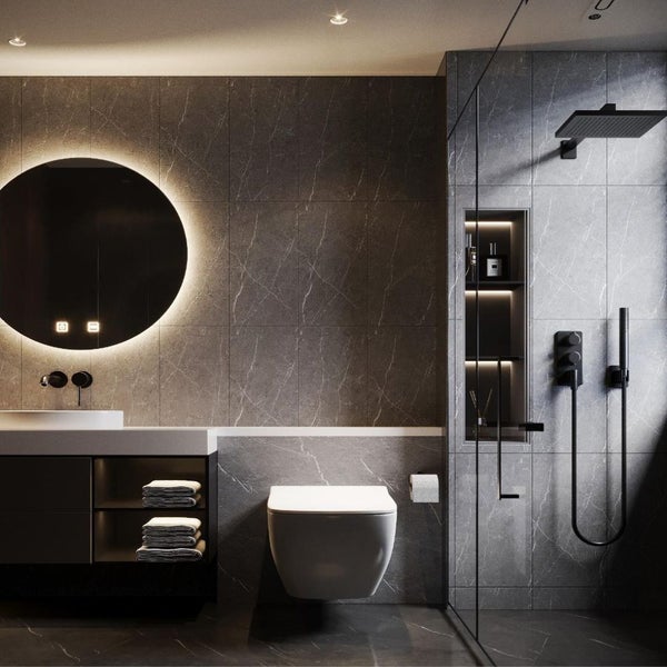 Modernes Badezimmer mit Dusche, Waschtisch mit rundem Spiegel und Toilette.