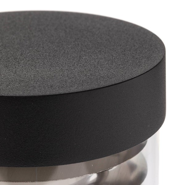 Nahaufnahme der schwarzen, strukturierten Oberfläche einer Außenleuchte.