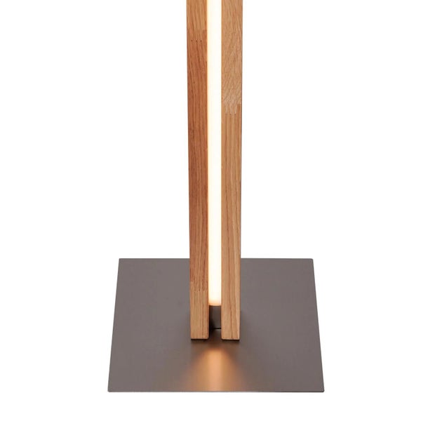 Moderne Stehleuchte aus Holz mit LED Leuchtleiste auf quadratischem Metallsockel