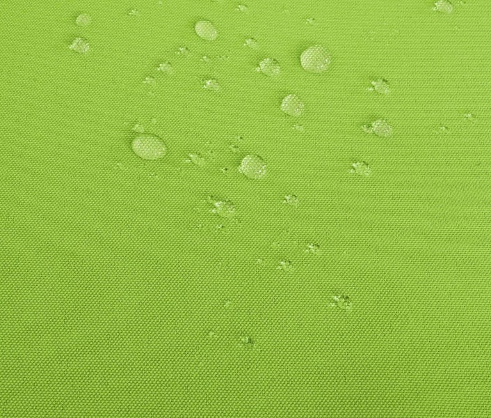 Nahaufnahme von wasserabweisendem, grünem Stoff mit Wassertropfen