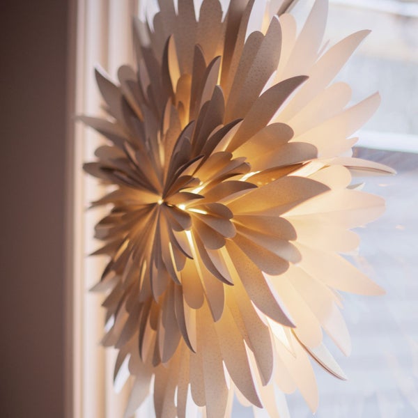 Dekorativer Papierstern als Fensterdekoration