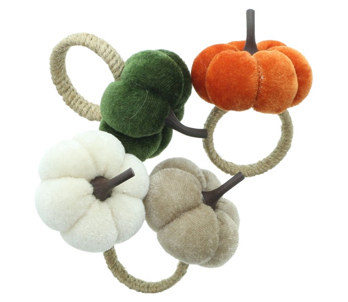 Set mit vier Serviettenringen in Kuerbisform aus Samt mit Sisalring fuer die herbstliche Tischdekoration