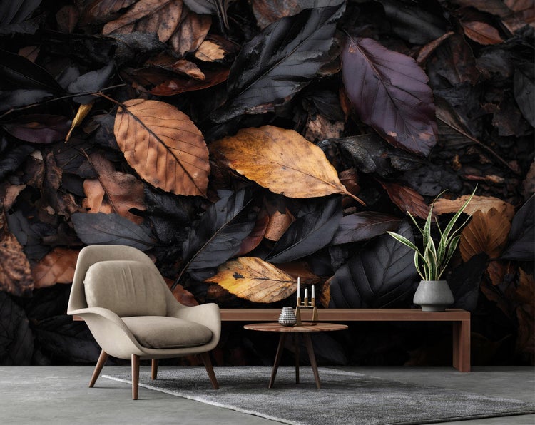 Wohnraum mit Sessel, Tisch, Bank und Fototapete mit Blättermotiv