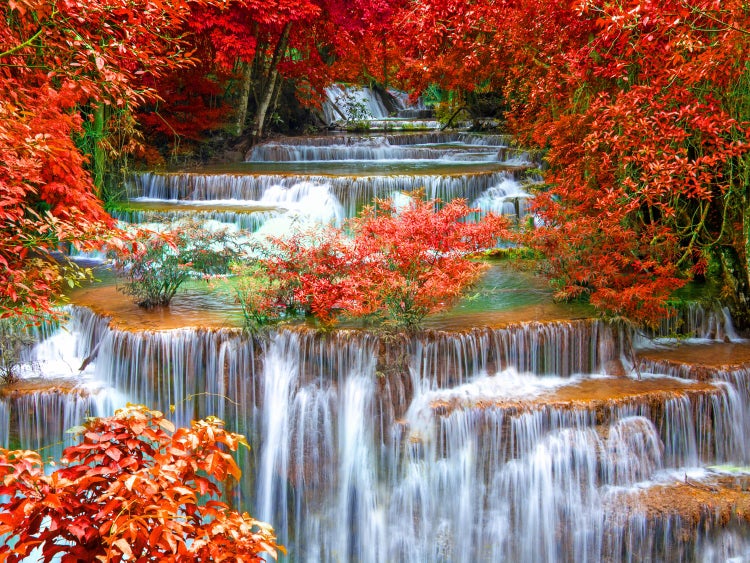 Mehrstufiger Wasserfall mit Herbstlaub