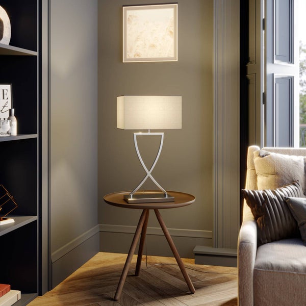 Dekorative Tischleuchte mit rechteckigem Schirm auf kleinem Tisch