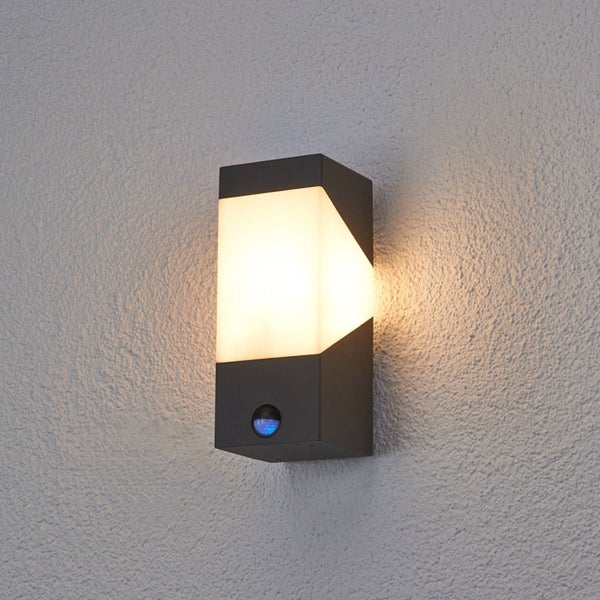 Lucande Wandleuchte außen Kiran mit Bewegungsmelder (spritzwassergeschützt (Modern) in Schwarz aus Aluminium (1 flammig, E27) - Wandlampe für Außenwand/Hauswand Haus Terrasse und Balkon