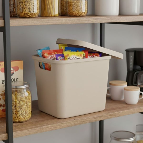 Aufnahme eines Regals mit einem Organizer aus Kunststoff inklusive Deckel, gefüllt mit abgepackten Snacks