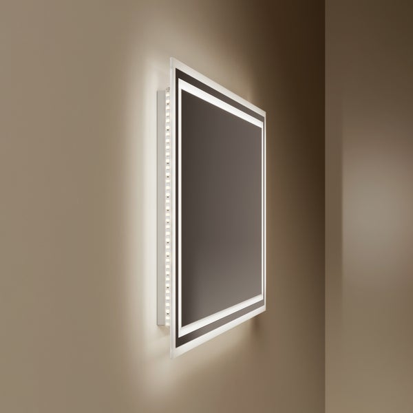 Quadratische LED-Wandleuchte mit Front- und Seitenbeleuchtung an einer Wand montiert.
