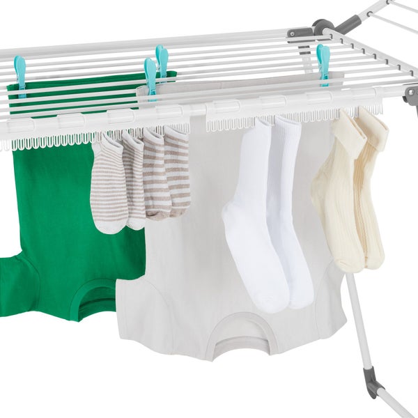 Wäscheständer mit aufgehängter Wäsche wie T-Shirts und Socken