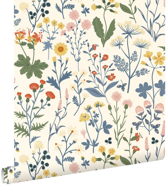 Vliestapete mit illustriertem Muster aus bunten Wildblumen und Kräutern.
