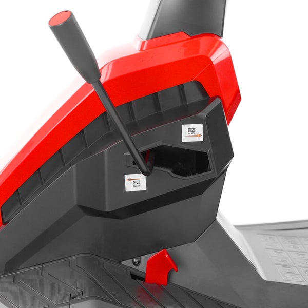 Hebel zum Einschalten und Ausschalten des Mähwerks an einem Rasentraktor.