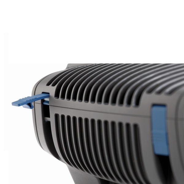 Detailansicht eines Kunststoffgehäuses mit Lüftungsschlitzen und blauem Arretierhebel.