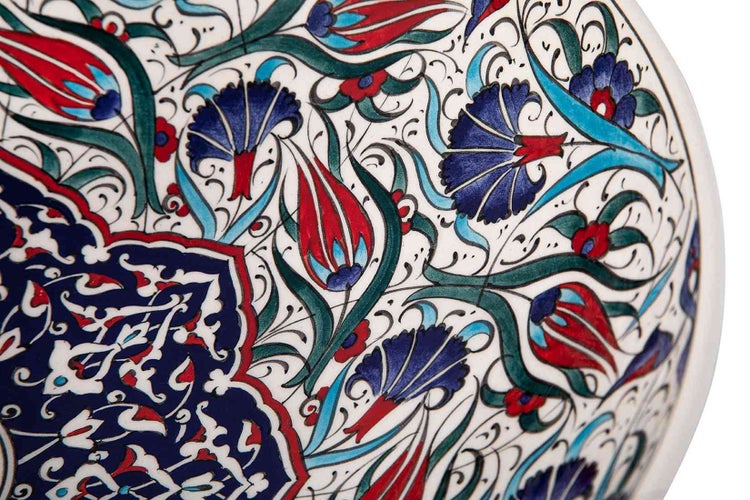 Nahaufnahme eines Keramikgefäßes mit floralem Muster