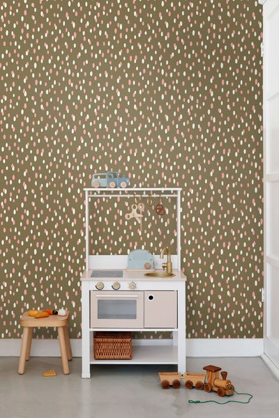 Kinderzimmer mit Spielküche, Spielzeug und Tapete mit Punktmuster