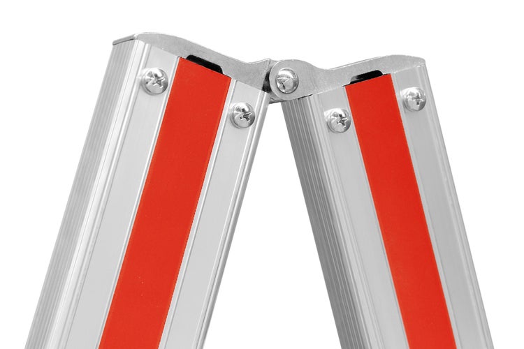 Detailansicht des Scharniers einer Aluminiumleiter