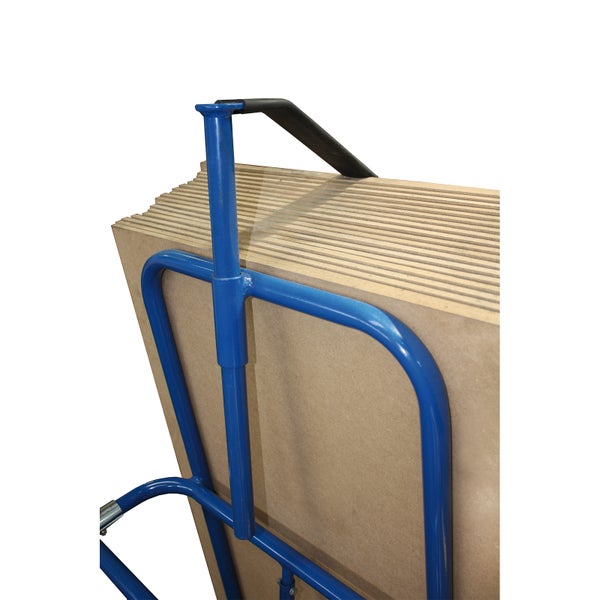 Blauer Plattenwagen aus Metall mit einem Stapel Holzfaserplatten.