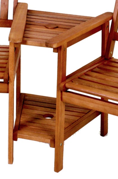 Verbindungstisch aus Holz für Gartenstühle mit zwei Ablageflächen und Sonnenschirmloch.